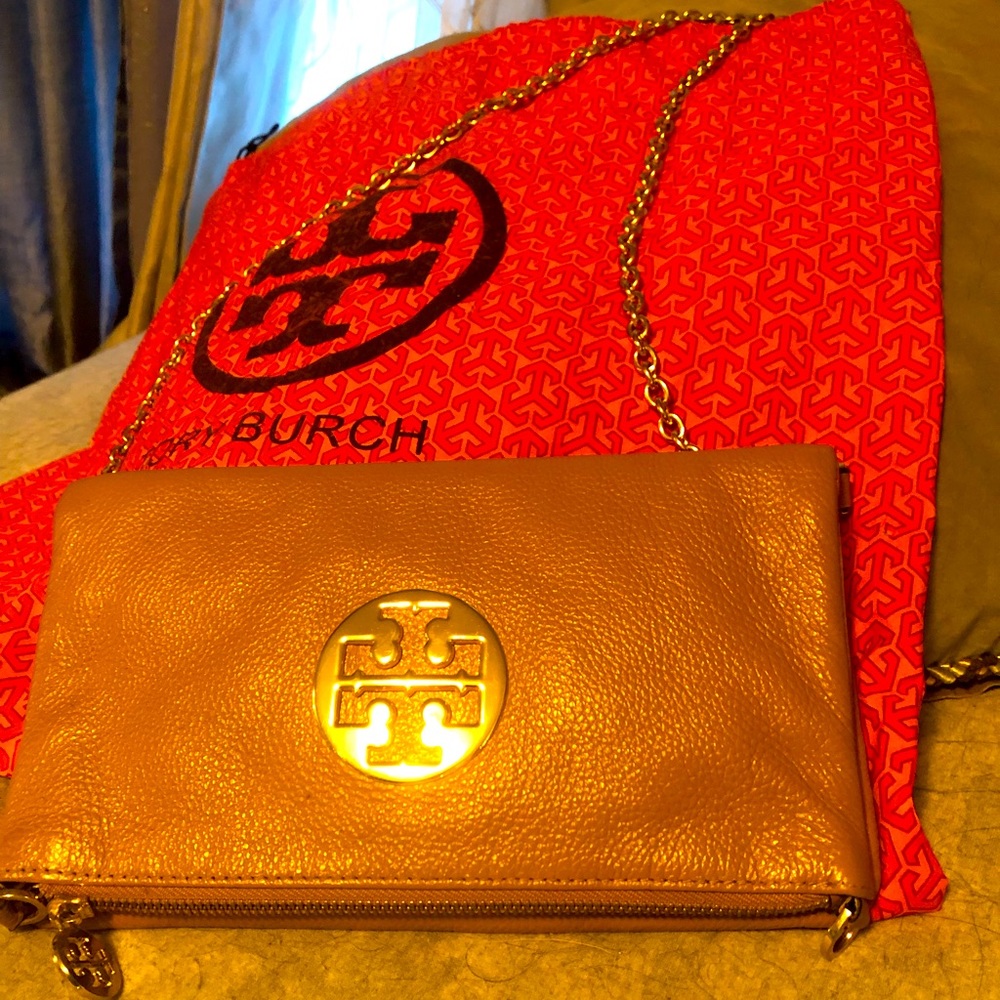 Tory Burch tan leather opens up chain shoulder strap. Elegant but also rockstar